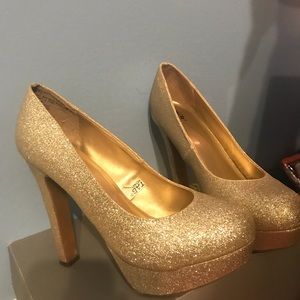 Sparkly glitter gold heel pumps